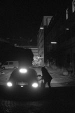 Caminante en una calle desierta con neblina espesa al fondo