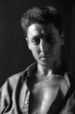 Fachada iluminada de un teatro en plena noche