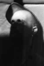 Gota que salpica con fuerza generando una corona de agua