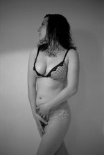 Gota de agua generando salpicaduras hacia arriba en fondo oscuro