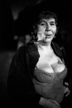 Gota de agua generando salpicaduras hacia arriba en fondo oscuro