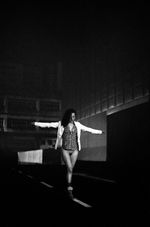 Gota de agua generando salpicaduras hacia arriba en fondo oscuro