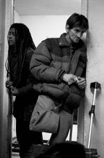 Gota de agua generando salpicaduras hacia arriba en fondo oscuro